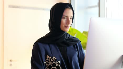 Emiratí-árabe-Del-Medio-Oriente-Usando-La-Computadora-En-El-Trabajo
