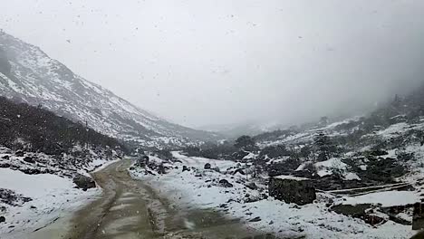 Schneefall-In-Den-Himalaya-schneekappenbergen-Am-Morgen