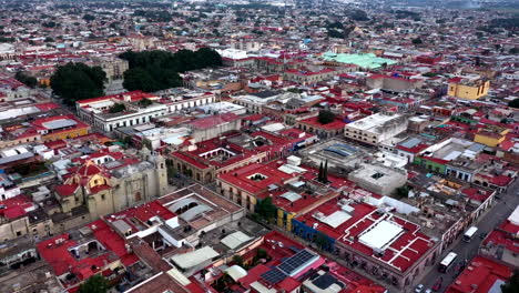 Luftaufnahme-Der-Stadt-Des-Historischen-Zentrums-Von-Oaxaca-In-Mexiko,-Gefilmt-Von-Einer-Drohne-Mit-Horizontaler-Verschiebung