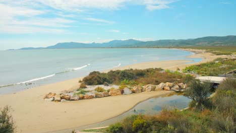 Schwenken-über-Die-Wunderschöne-Küstenlinie-Von-Costa-Azahar-In-Der-Valencianischen-Gemeinschaft-Mit-Ozean,-Strand-Und-Bergen-In-Spanien