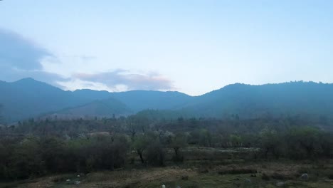Zeitraffer-Eines-Bergtals,-Das-Am-Morgen-Mit-Dichtem-Wald-Und-Blauem-Himmel-Bedeckt-Ist,-Aus-Einem-Flachwinkelvideo,-Aufgenommen-In-Shergaon-Arunachal-Pradesh,-Indien