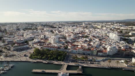 Toma-Aérea-Ascendente-Que-Revela-El-Panorama-De-La-Ciudad-Costera-De-Portimão,-Portugal