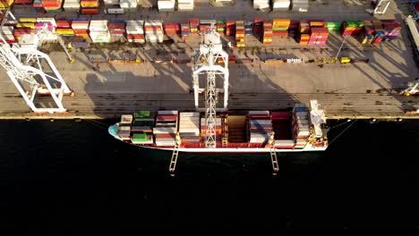 Hafen-Voller-Gestapelter-Schiffscontainer-In-Vigo,-Spanien,-Die-Von-Kränen-Gehandhabt-Werden