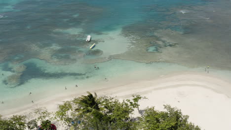 Leute,-Die-Wassersport-Und-Sommerschwimmen-Am-Strand-Von-Playa-Teco-Maimon-In-Der-Dominikanischen-Republik-Puerto-Plata-Genießen---Luftaufnahme
