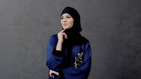 Ernsthafte-Emiratische-Frau,-Die-Tief-In-Die-Ferne-Schaut-Und-Traditionelle-Vae-Abaya-Und-Hijab-Frauenkleidung-Im-Nahen-Osten-Trägt