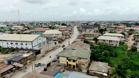 Mowe-Town-Im-Nigerianischen-Staat-Ogun---Blick-Auf-Eine-Unbefestigte-Straße-Und-Eine-Blühende-Westafrikanische-Stadt---Aufsteigende-Luftaufnahme