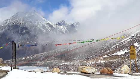 Schneekappenberg-Mit-Dramatischem-Himmel-Durch-Den-Verschwommenen-Rahmen-Der-Buddhistischen-Flaggen-Am-Tag-Video-Wird-Am-Sela-Pass-Tawang-Arunachal-Pradesh-Indien-Aufgenommen