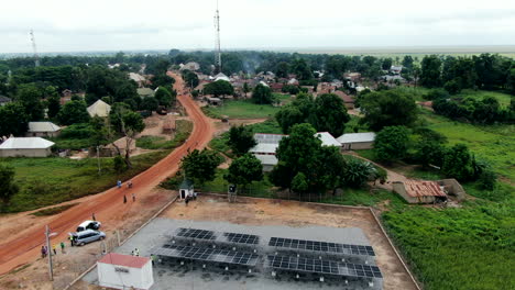 Mini-Paneles-Solares-En-La-Comunidad-Rukubi-De-Nigeria,-áfrica-Occidental-Creando-Energía-Renovable---Sobrevuelo-Aéreo