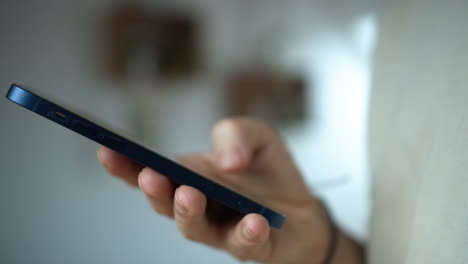 Ein-Mann,-Der-Sein-Smartphone-Hält-Und-In-Einem-Isolierten-Weißen-Hintergrund-SMS-Schreibt