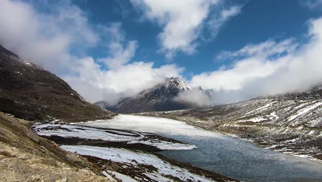 El-Lapso-De-Tiempo-De-Las-Montañas-Nevadas-Con-Un-Lago-Congelado-Y-Un-Cielo-Azul-Brillante-Por-La-Mañana-Desde-Un-Video-De-ángulo-Plano-Se-Toma-En-Sela-Tawang-Arunachal-Pradesh-India