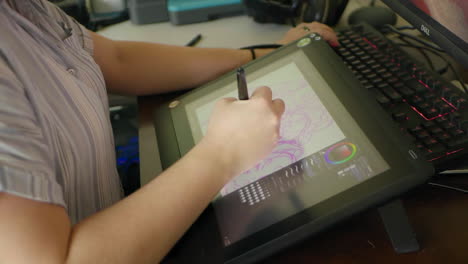 Die-Hand-Einer-Kaukasischen-Frau-Zeichnet-In-Zeitlupe-Eine-Digitale-Illustration-Auf-Einem-Tablet