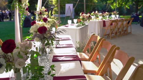 Schöne-Tischdekoration-Für-Brautjungfern-Und-Trauzeugen-Im-Freien