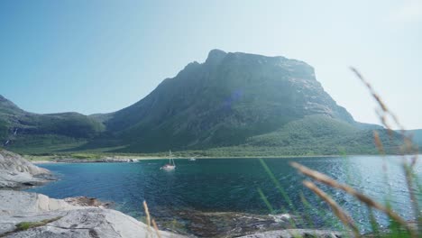 Entspannende-Landschaft-Des-Donnamannen-berges-In-Norwegen---Breite-Aufnahme