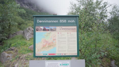 Eine-Informationstafel-Mit-Einer-Führungskarte-Entlang-Des-Wanderwegs-Zum-Berg-Donnamannen,-Nordland,-Norwegen