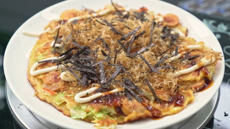 putting-seaweed-on-Okonomiyaki-or-Japanese-pizza