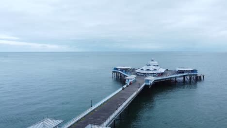Llandudno-Pier-Historischen-Viktorianischen-Holzsteg-Meer-Wahrzeichen-Luftbild-Drängeln-In-Richtung-Pavillon