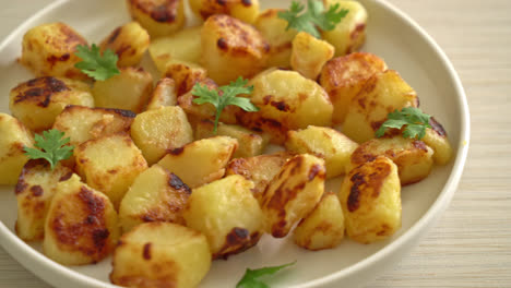 Roasted-or-grilled-potatoes--on-white-plate