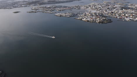 Drone-shot-of-a-small-boat-cruise-at-Öckerö-Island-Municipality-in-Gothenburg-archipelago,-Sweden