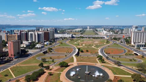 Time-lapse-aerial-view-from-Brasilia,-Brazil-capital,-Showing-Government-offices-and-Burle-Marx-Park,-with-congress-on-background