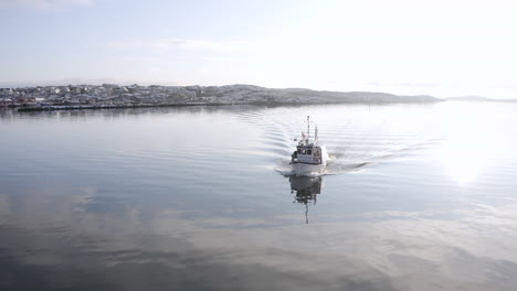 Close-up-shot-of-a-small-white-sailboat-outside-Öckerö-Island-Municipality-in-Gothenburg-archipelago,-Sweden