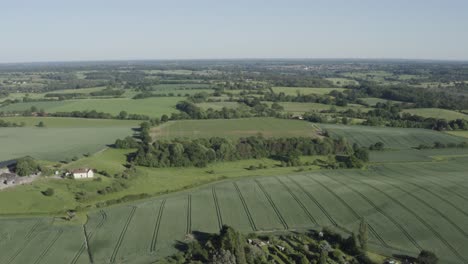 Schöner-Blauer-Himmel-Und-Hellgrüne-Frische-Felder-In-Essex,-England