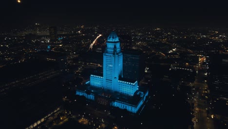 Das-Rathaus-Von-Los-Angeles-Leuchtet-Blau-Für-Medizinisches-Personal-Und-Opfer-Von-Coronavirus