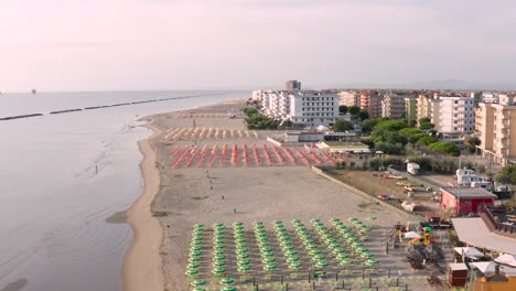 Aerial-view-of-sandy-beach-with-umbrellas-and-gazebos
