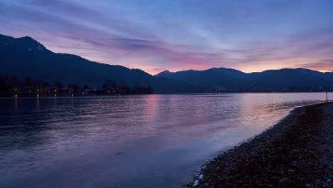 Sonnenuntergang-Zeitraffer-Eines-Sees-Mit-Bergen-Im-Hintergrund-In-Den-Alpen