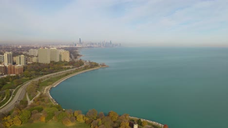 Drohne-Zeigt-Chicagos-Promontory-Point-Auf-Der-Südseite-Mit-Der-Skyline-Im-Hintergrund