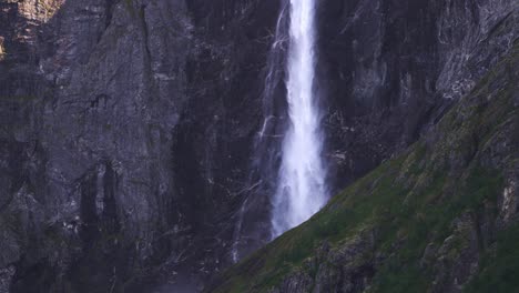 Blick-Auf-Den-Großen-Wasserfall-In-Mardalsfossen,-Kreis-Møre-Und-Romsdal,-Norwegen