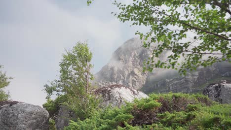 Vista-Panorámica-De-Las-Montañas-Rocosas-Rodeadas-De-Nubes-Brumosas-En-Donnamannen,-Nordland-Noruega