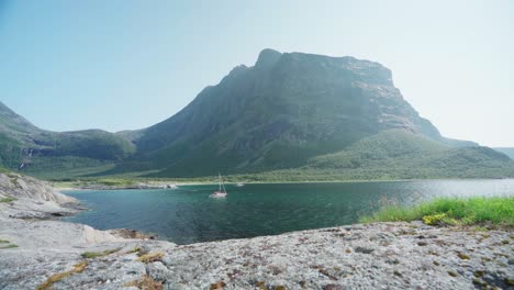 Malerischer-Blick-Auf-Die-Grüne-Landschaft-Des-Donnamannen-berges-In-Norwegen---Weitwinkelaufnahme
