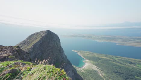 Wunderschöne-Naturlandschaft-Vom-Gipfel-Des-Donnamannen,-Nordland,-Norwegen