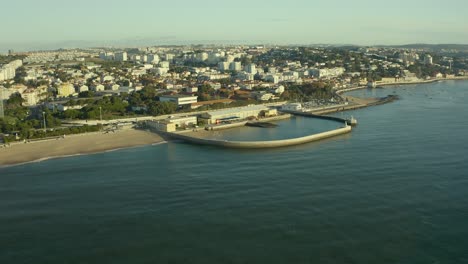 Luftaufnahme-Des-Strandes-Der-Bucht-Von-Paço-De-Arcos