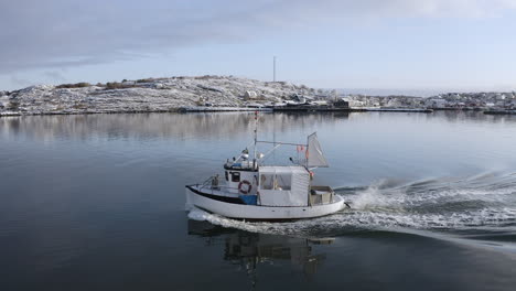 Nahaufnahme-Eines-Kleinen-Weißen-Fischerbootes,-Das-Auf-Dem-Meer-In-Der-Inselgemeinde-Öckerö-In-Den-Schären-Von-Göteborg,-Schweden,-Segelt