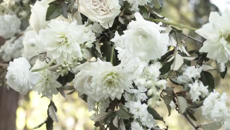 Schöner-Weißer-Rosenblumenblumenstraußhintergrund