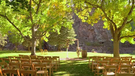 Schöner-Outdoor-Herbst-Herbst-Hochzeitsort-Gang-In-üppiger-Grün-gelber-Umgebung