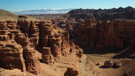 Filmische-Luftaufnahme-Der-Roten-Sedimentgesteine-Der-Charyn-Schlucht-In-Kasachstan