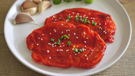 Schweinefleisch-Koreanisch-Mariniert-Oder-Frisches-Schweinefleisch-Roh-Mariniert-Mit-Koreanischer-Gewürzpaste-Zum-Grillen-Nach-Koreanischer-Art