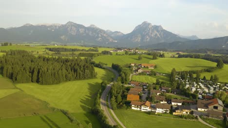 Luftaufnahme-Eines-Ländlichen-Dorfes-In-Europa,-Berg-Im-Hintergrund