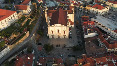 Vista-Frontal-De-La-Catedral-De-Leiria-Iluminada-Por-El-Sol-Al-Atardecer-En-Leiria,-Portugal