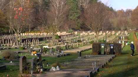 Filas-De-Lápidas-En-El-Cementerio-De-Kviberg-En-Gotemburgo,-Suecia-En-Otoño