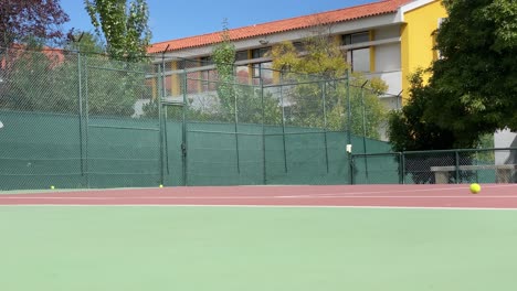 Professionell-Ausgestatteter-Männlicher-Tennisspieler,-Der-Den-Tennisball-Mit-Schläger-Hart-Schlägt