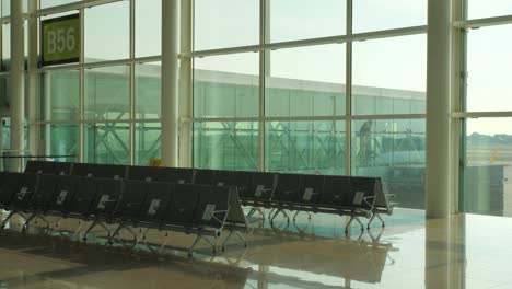 Einsames-Und-Leeres-Flughafenterminal-Und-Sitzplätze-Ohne-Touristen-Während-Der-Covid-19-Pandemie