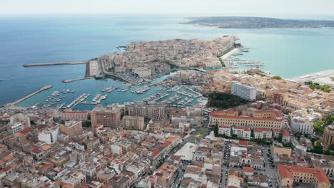 Panorama-Of-Syracuse-City,-Ortigia-Island,-And-the-Ionian-Sea-At-Daytime-In-Sicily,-Italy