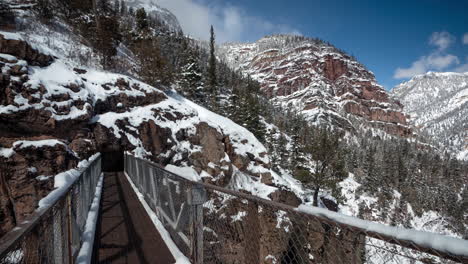 Zeitraffer,-Fußgängerbrücke-Auf-Wanderweg-Auf-Schneebedeckten-Hügeln-über-Ouray,-Colorado,-USA