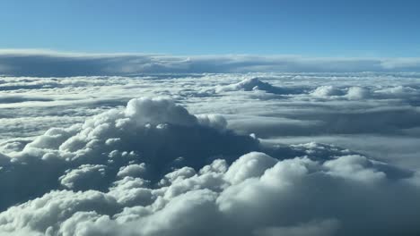 Nubes-Nubladas-Sobrevuelan-Desde-Una-Cabina