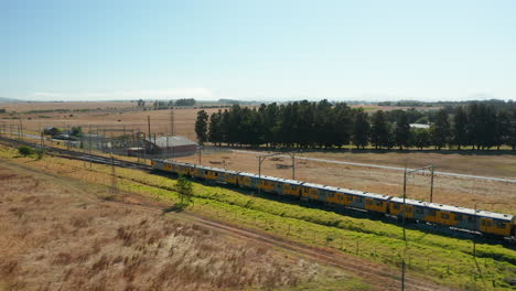 Zug-In-Stellenbosch-Vorbei-An-Ländlichen-Feldern-Im-Sommer-In-Südafrika