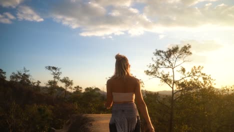 Wunderschöne-Blonde-Frau-In-Sommerkleidung-Geht-An-Einem-Sommertag-In-Thailand-Mit-Ihren-Hüften-Zwischen-Der-Grünen-Touristenattraktion-Von-Pai-Canyon-Spazieren