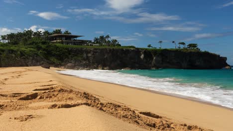 Strandzeitraffer-Mit-Blick-Auf-Die-Klippen-In-Einem-Privaten-Luxushotel-In-Der-Dominikanischen-Republik-Mit-Golfplatz-In-Tropischer-Destination-4k